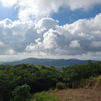 左が冠ヶ岳、右が俵山
