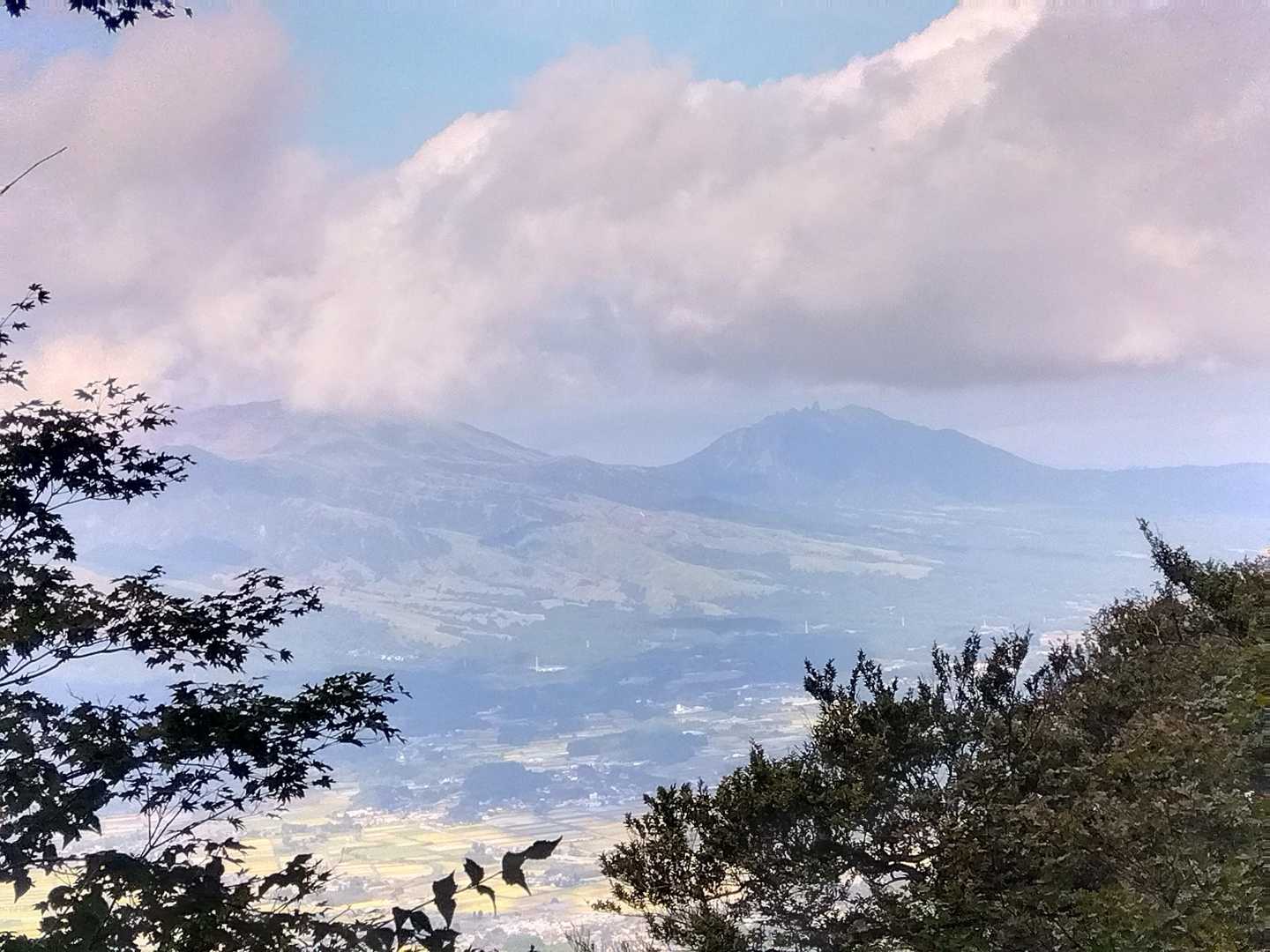 往路でガスガスのため見落とした眺望ポイントです。
肉眼では根子岳山頂の尖った岩などが、とてもくっきり見えました。
