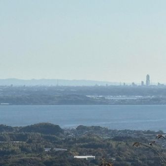 浜名湖を挟んで浜松のアクトシティ
ここから縦走スタート