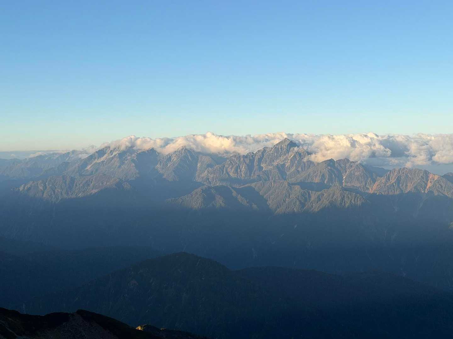 右手に聳える、剱岳と立山

剱岳登れたし、3点支持だけしっかり行えば大丈夫、という言葉を繰り返し進みます