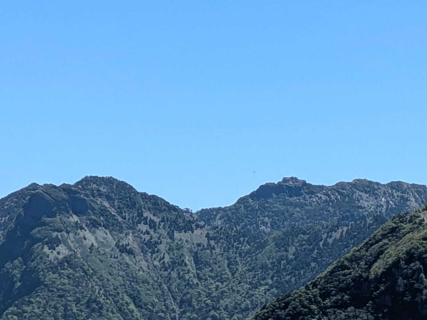 石鎚山のアップ
頂上山荘が見える、望遠鏡買おっかな、覗き見しよっかな🧐