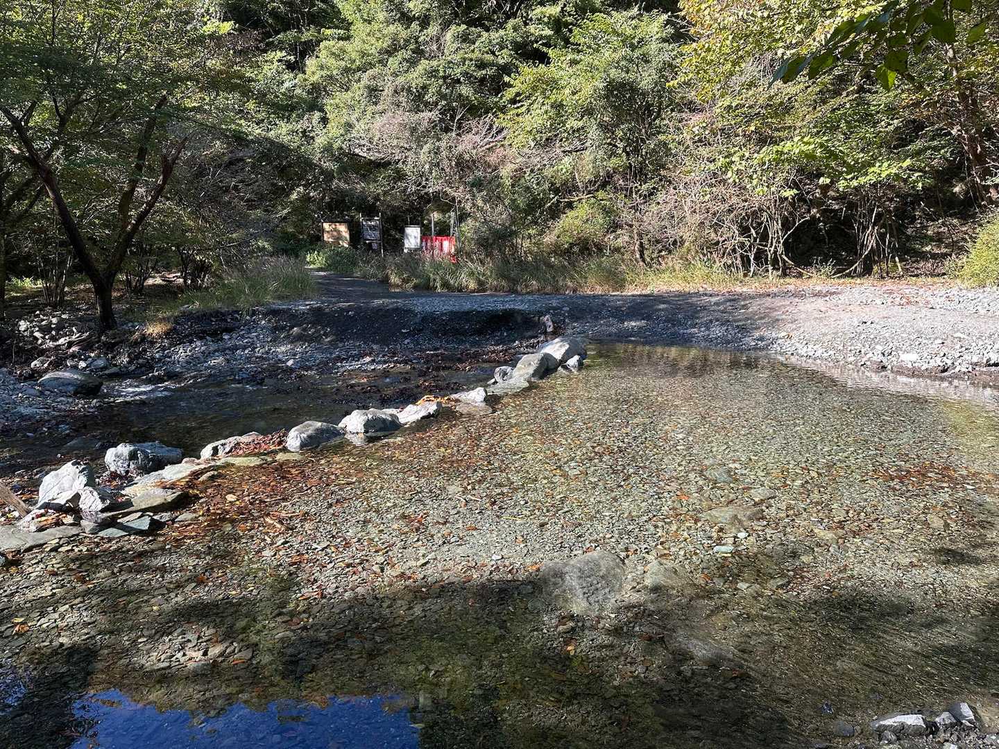5月に来た時よりも水量がかなり多く、しばらく他に渡るところがないか探したけど、最終的に真ん中の石を渡ってなんとか渡渉💦