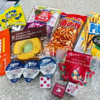 暇なのでお菓子パーリーstart😋🐷