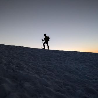 前巻機山へ向かうシルエット師匠

長靴に軍手。
これでいいのだ。