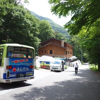 アルペンプラザ & 広河原山荘に到着
まだ11:00、バスは14:30
