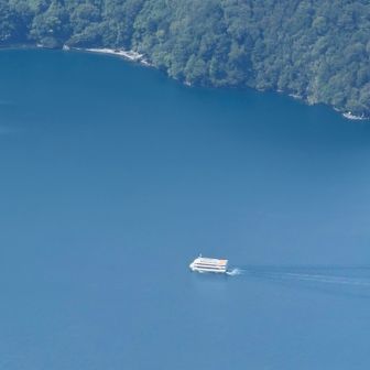 中禅寺湖遊覧船が浮かんでるのが見える