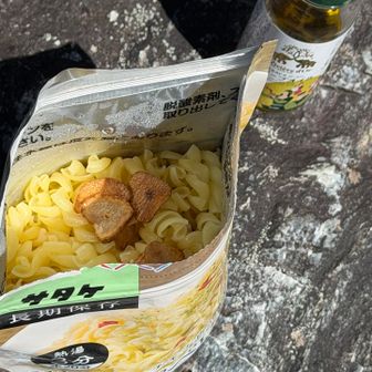 オイルごとペペロンチーノにイン🌶️🧄
誰もいないしソロ登山だから口臭気にしない😋
美味しかった❗️
