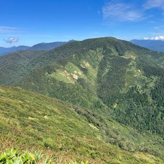 奥深き神室連峰。どうも"熊の縄張り"の印象がある。