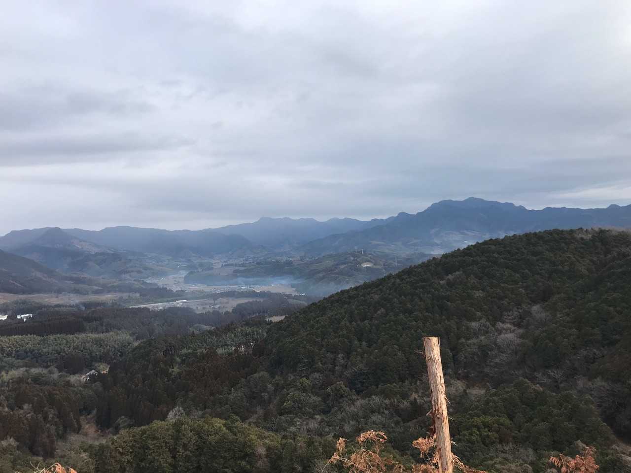 蒲生山手前の伐採地の絶景もそこそこに
さっさと山頂へ