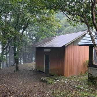 小屋内やトイレは綺麗に管理されて快適。
同じ宿泊だった千葉県市川市の方と暫し語らい楽しかったです。😊