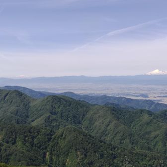鳥海山とうっすら月山かな