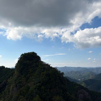 雄岳。
雲がなかったら映えるんだけど🥺