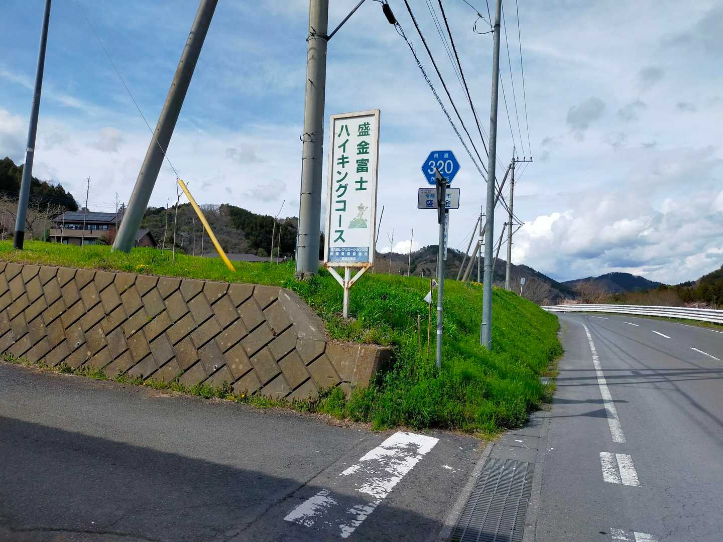 アス道からここを左へ
標識あってありがたいです！