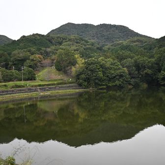 下山中の、大池と二上山