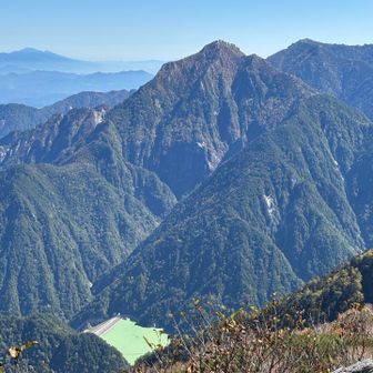 眼下に高瀬ダム、タクシーが沢山停まってました。