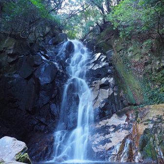 御手水の滝に寄り道
登山客ではなく滝を見に来た人たちが次々にやって来てびっくり！