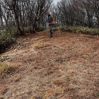 山頂は広く刈ってあります。😄