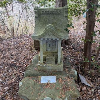 っで、緑のラブレターの上に祠が。
お祈りして…