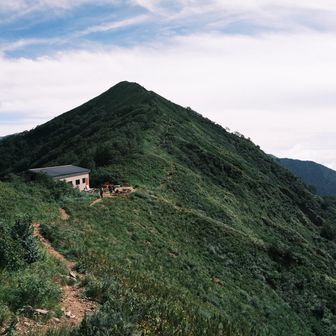 新越小屋と大和小屋沢岳