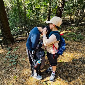 孫っち①はワンちゃん🐶が苦手になってしまったそう。　見るのも怖い💦　犬連れの登山者が通り過ぎるまで孫っち②が寄り添ってる。