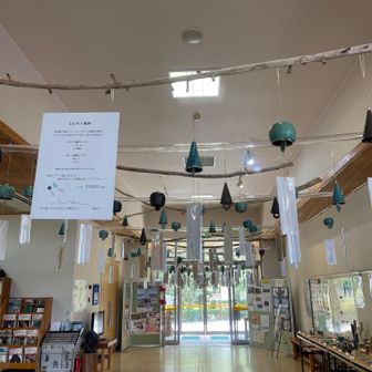 風鈴の展示即売会やってました。ここから外へ出たくなくなります。