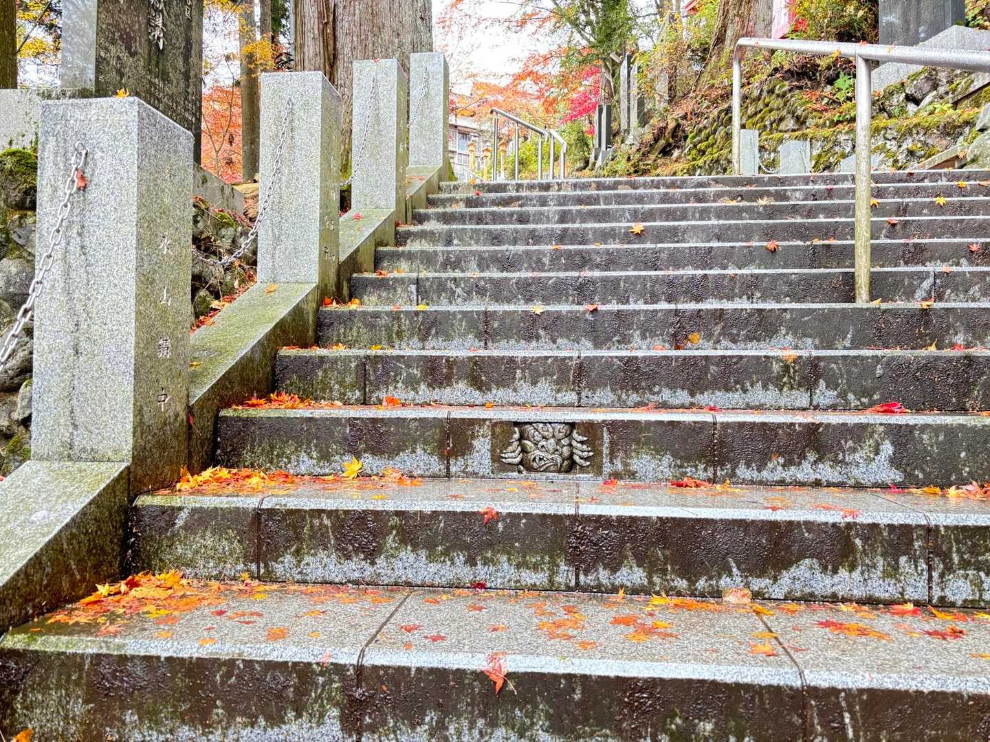 階段の間から、何かが出てこようとしているのです
