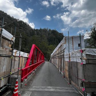 伯母子峠登山口から下山。出るとすぐに左にペンキ塗り替え中の三田谷橋。渡って進むと綺麗なトイレと公衆電話あります。