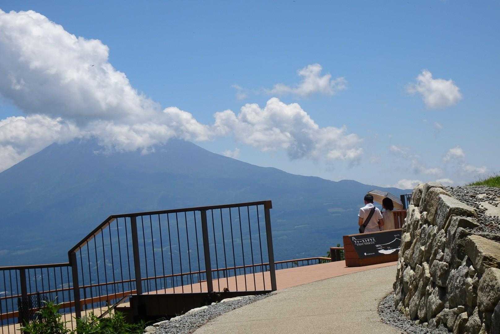 ファーストテラスに到着しました。バス停「FUJIYAMAツインテラス」から徒歩5分ということで登山客でない方々の方が多い展望台です。