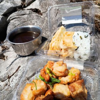 ネギとローストチキン。
妹とシェアした餃子。
ワカメおにぎり。