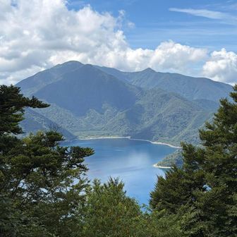 本栖湖

正面に・・雨ヶ岳
その奥には・・毛無山