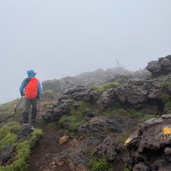 風でザックカバーが脱がされてます😅