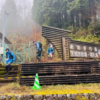 70kmの選手達は山を降りてきてエイドへIN