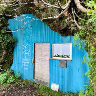 泊岩の小屋。