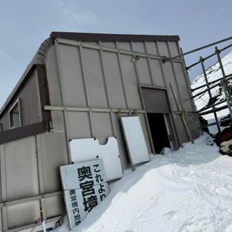 ヘロヘロになって8合目。これより奥宮境内