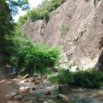 屏風岩
20～30メートルぐらいありそうな岩壁です。
こちらは比較的しっかりした岩肌で、そこかしこにクライミング用のデバイスが打ち込んであります。