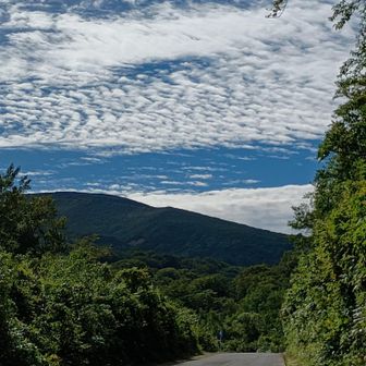 振り返ると、その先に、栗駒山。