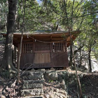 愛宕神社　この裏手の岩が御神体なのでしょうか