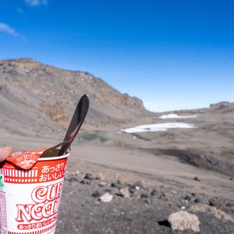 カップヌードル。お湯がぬるくてこの旅で一番微妙な食事だった