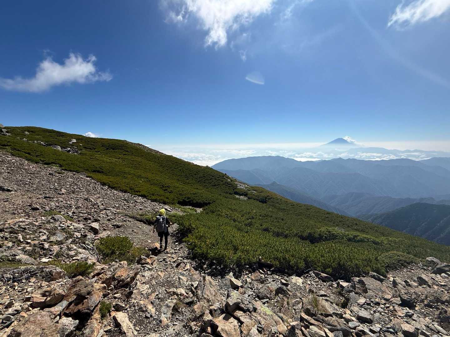 もうこの時間でぽつりぽつりと雲が湧き始めています。高山の早出は鉄則ですね。