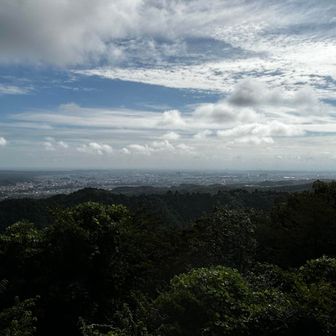 都心方面の眺め
空気の澄んだ冬なら、素晴らしい眺望でしょうね
秋・冬に来たいところです