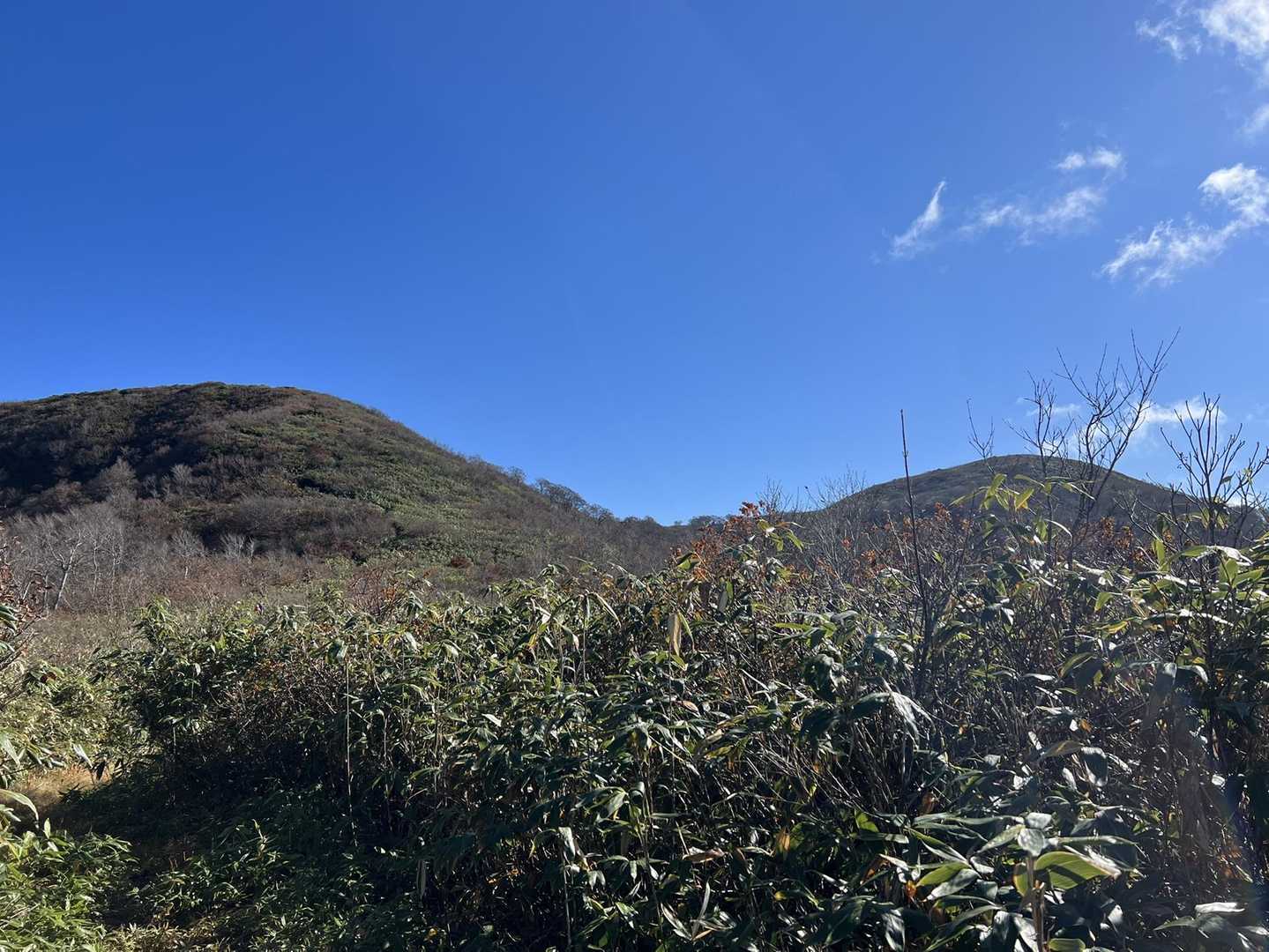 左の山のから上がり奥の院へ。