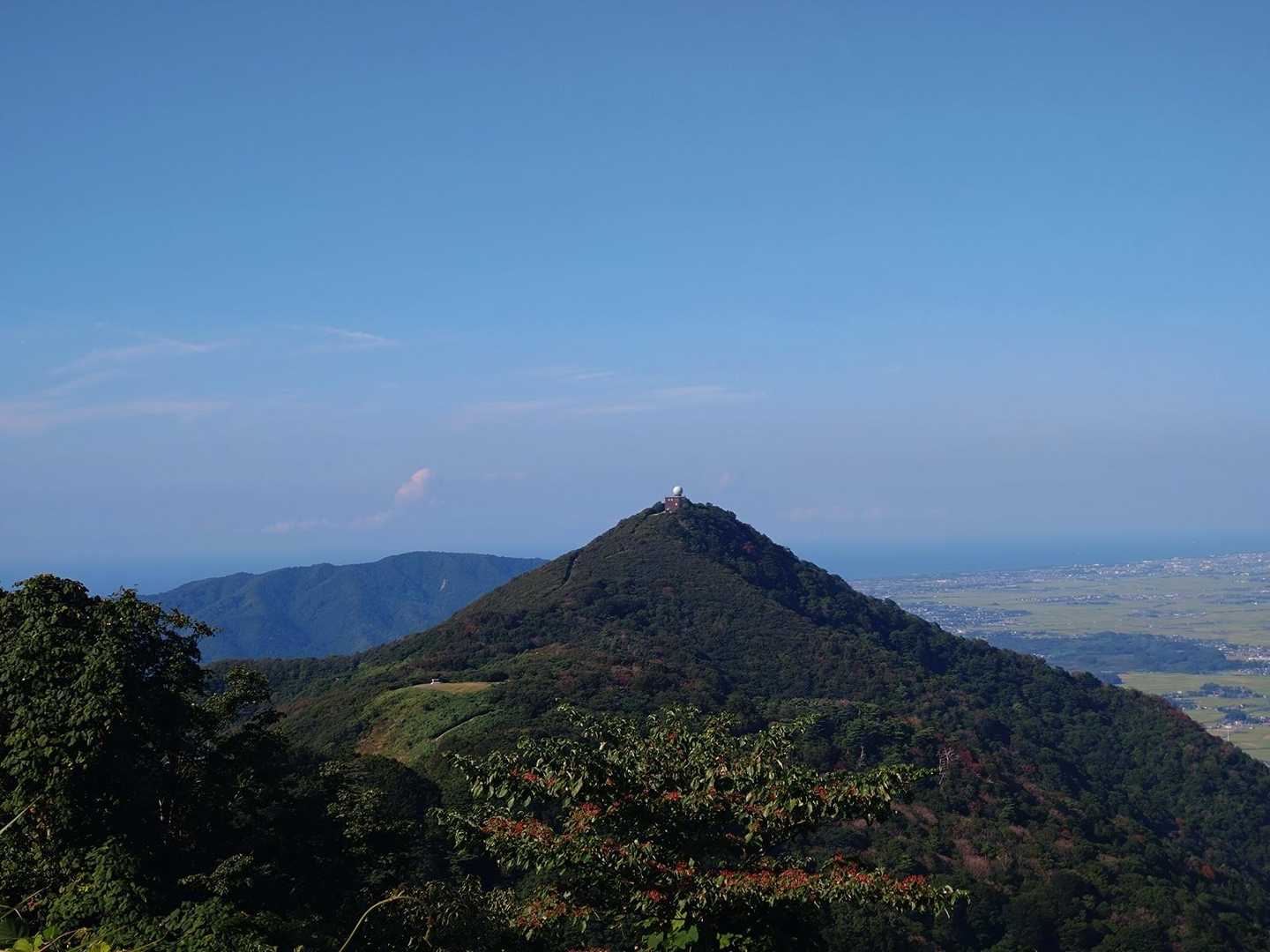 あのトンガリ山は？