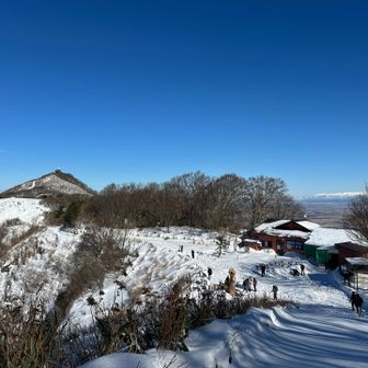 左手ピーク多宝山と弥彦ケーブル頂上乗り場