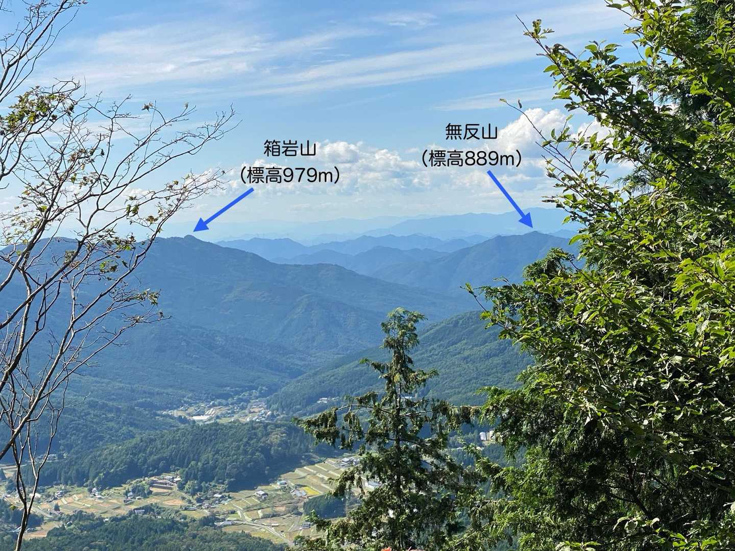山頂部に巨岩が点在する、
箱岩山（はこいわやま）等を望む👀