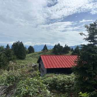 可愛い屋根の避難小屋