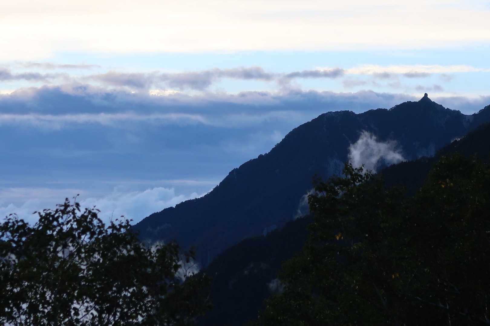 仙水峠に到着しました。鳳凰三山のオベリスクが見えます