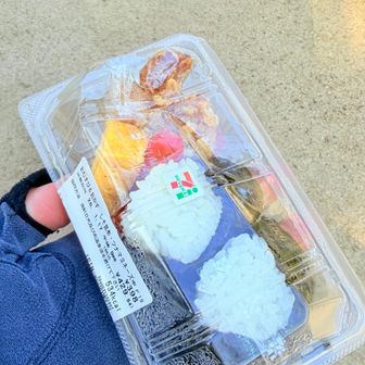 ちょっぴり潰れてましたがコンビニで仕入れてきたお弁当を食べました🍙
いつもゼリーとポカリばっかりで塩っ気があるもの食べたくなります
激ウマでした🤪
