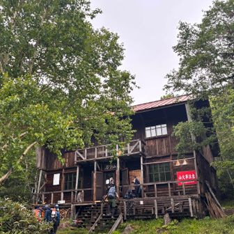 おはようございます😃　朝方まで雨が降っていたようですが　天気も回復傾向のようです　整備入る方も早いうちから動き始めました