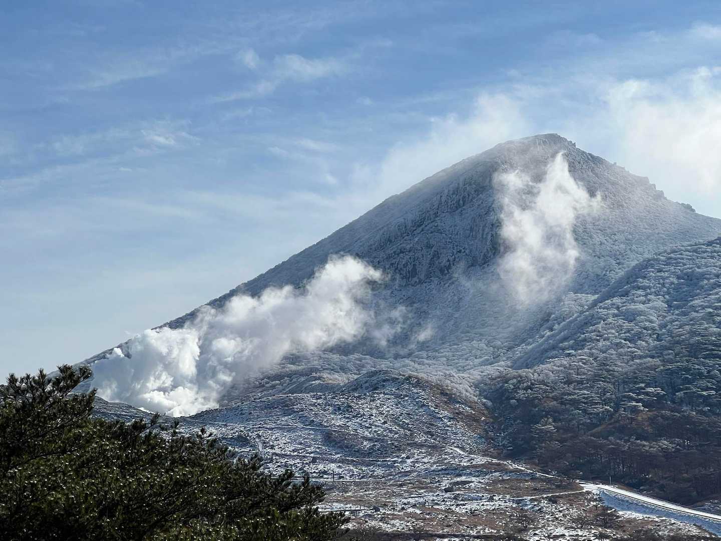 神秘的な水面をめぐる白鳥山往復コースの写真