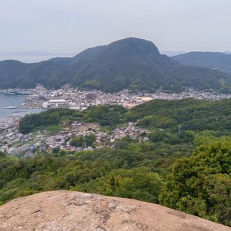 １つ目の展望岩　形の良い山が見えるが
位置的には白岳山かも☆